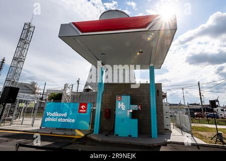 Litvinov, Repubblica Ceca. 28 giugno 2023. Inaugurazione cerimoniale di una nuova stazione a idrogeno presso la stazione di servizio ORLEN Benzina a Zaluzi vicino a Litvinov, regione di Usti nad Labem, Repubblica Ceca, 28 giugno 2023. Crediti: Ondrej Hajek/CTK Photo/Alamy Live News Foto Stock