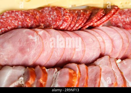 vista ravvicinata di un appetitoso piatto di antipasti con un delizioso assortimento di salsicce, formaggio, pancetta, jerky e salame. Vista dall'alto Foto Stock