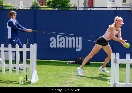 Katie Boulter (GBR) sui campi di pratica prima di giocare il primo giorno del Rothesay International, al Devonshire Park, Eastbourne, Regno Unito, il 26 giugno Foto Stock