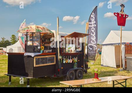 Aalten, Paesi Bassi - 23 GIUGNO 2023: Un camion decorativo di cibo nero che vende bevande a base di caffè in una fiera nazionale ad Aalten, Paesi Bassi Foto Stock