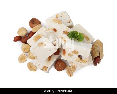 Deliziosi torrone, noci e menta su sfondo bianco, vista dall'alto Foto Stock