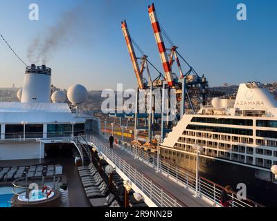 Il porto di Haifa è il più grande in Israele; ha un porto naturale di acque profonde che opera tutto l'anno e serve sia navi passeggeri che mercantili. E' vero Foto Stock