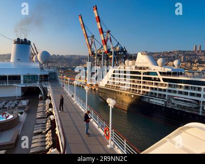 Il porto di Haifa è il più grande in Israele; ha un porto naturale di acque profonde che opera tutto l'anno e serve sia navi passeggeri che mercantili. E' vero Foto Stock