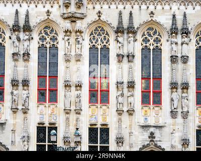 Bruges, la capitale delle Fiandre occidentali nel nord-ovest del Belgio, è famosa per i suoi canali panoramici, le strade acciottolate e gli edifici medievali. Qui ne vediamo uno Foto Stock