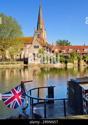 Una bella vista del Tamigi ad Abingdon, la mattina presto d'estate. Siamo sulla sponda sud del fiume, guardando dall'altra parte verso St Helen's Wharf, una fa Foto Stock