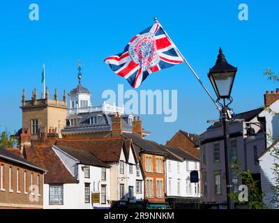 Abingdon afferma di essere la città più antica dell'Inghilterra. Qui siamo sul suo ponte medievale sul Tamigi, guardando verso nord verso il Museo Abingdon e il To Foto Stock