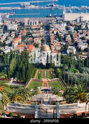 Haifa è una città portuale israeliana settentrionale costruita dal Mediterraneo sulle pendici del Monte Carmelo. Questa città moderna è la terza più grande di Israele, dopo J Foto Stock