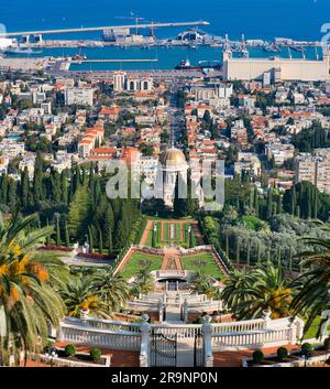 Haifa è una città portuale israeliana settentrionale costruita dal Mediterraneo sulle pendici del Monte Carmelo. Questa città moderna è la terza più grande di Israele, dopo J Foto Stock