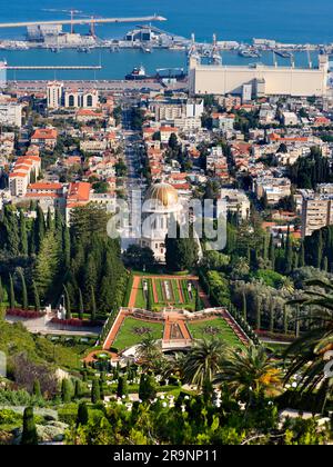 Haifa è una città portuale israeliana settentrionale costruita dal Mediterraneo sulle pendici del Monte Carmelo. Questa città moderna è la terza più grande di Israele, dopo J Foto Stock