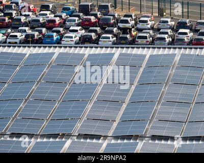 Guardando verso il basso da una nave da crociera ormeggiata sul tetto curvo del terminal crociere Horizon di Southampton, in Inghilterra, mostra un modello astratto di energia solare Foto Stock