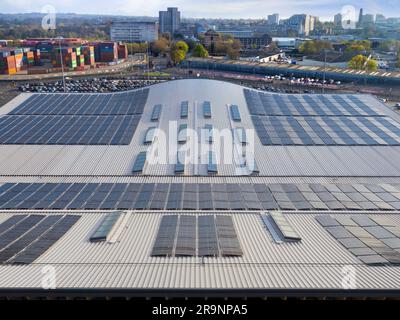 Guardando verso il basso da una nave da crociera ormeggiata sul tetto curvo del terminal crociere Horizon di Southampton, in Inghilterra, mostra un modello astratto di energia solare Foto Stock
