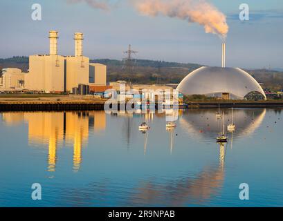 Il surreale e scintillante blob qui di Southampton Water è Marchwood ERF, un moderno impianto di incenerimento dei rifiuti all'avanguardia (rifiuti in energia) a Mar Foto Stock