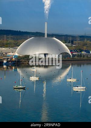 Il surreale e scintillante blob visto qui da Southampton Water è Marchwood ERF, un moderno impianto di incenerimento dei rifiuti all'avanguardia (rifiuti in energia) i Foto Stock