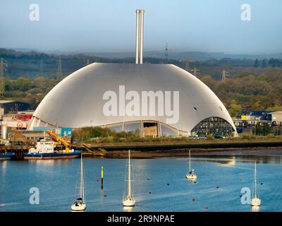 Il surreale e scintillante blob visto qui da Southampton Water è Marchwood ERF, un moderno impianto di incenerimento dei rifiuti all'avanguardia (rifiuti in energia) i Foto Stock