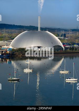 Il surreale e scintillante blob visto qui da Southampton Water è Marchwood ERF, un moderno impianto di incenerimento dei rifiuti all'avanguardia (rifiuti in energia) i Foto Stock