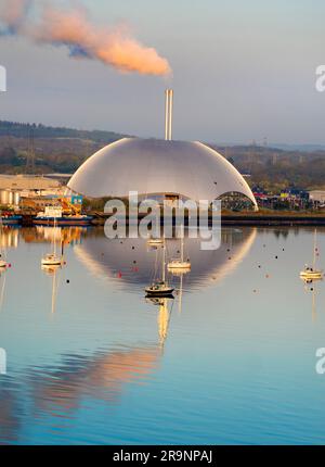 Il surreale e scintillante blob visto qui da Southampton Water è Marchwood ERF, un moderno impianto di incenerimento dei rifiuti all'avanguardia (rifiuti in energia) i Foto Stock