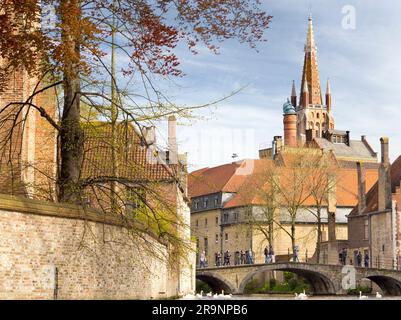 Con la sua guglia di 116 m, la chiesa cattolica di nostra Signora Bruges domina visivamente la città. E' la sua struttura piu' alta e il terzo mattone piu' alto Foto Stock