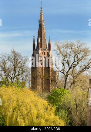 Con la sua guglia di 116 m, la chiesa cattolica di nostra Signora Bruges domina visivamente la città. E' la sua struttura piu' alta e il terzo mattone piu' alto Foto Stock