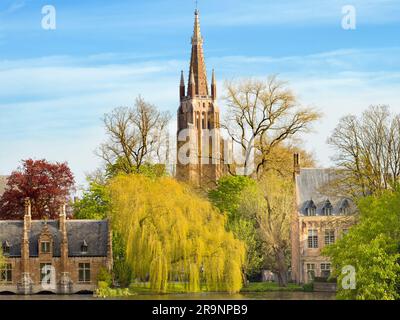 Con la sua guglia di 116 m, la chiesa cattolica di nostra Signora Bruges domina visivamente la città. E' la sua struttura piu' alta e il terzo mattone piu' alto Foto Stock