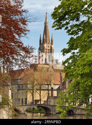 Con la sua guglia di 116 m, la chiesa cattolica di nostra Signora Bruges domina visivamente la città. E' la sua struttura piu' alta e il terzo mattone piu' alto Foto Stock