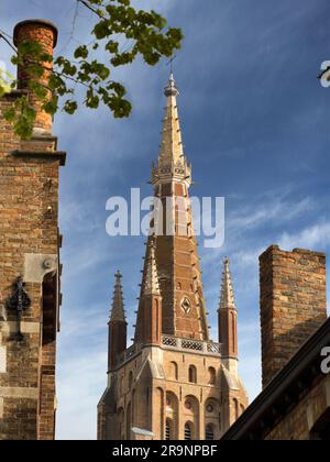 Con la sua guglia di 116 m, la chiesa cattolica di nostra Signora Bruges domina visivamente la città. E' la sua struttura piu' alta e il terzo mattone piu' alto Foto Stock