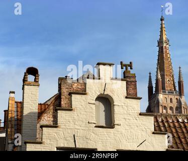 Con la sua guglia di 116 m, la chiesa cattolica di nostra Signora Bruges domina visivamente la città. E' la sua struttura piu' alta e il terzo mattone piu' alto Foto Stock