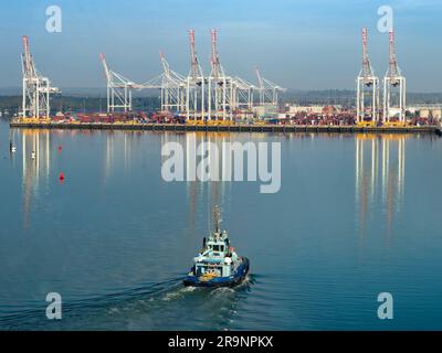 Situato in posizione ideale sulla costa meridionale dell'Inghilterra, vicino al canale, e con eccellenti collegamenti di trasporto per Londra e oltre, Southampton ha un contai molto vivace Foto Stock