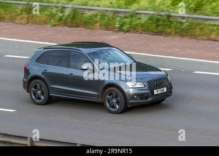 2012 Audi Q5 S Line TDI quattro Auto TDI 245 Start/Stop Grey Car SUV Diesel 2967 cc; viaggia a velocità sostenuta sull'autostrada M6 a Greater Manchester, Regno Unito Foto Stock