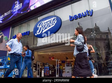 Londra, Inghilterra, Regno Unito. 28 giugno 2023. La gente passa davanti al negozio Boots di Piccadilly Circus mentre la catena di farmacie e prodotti di bellezza annuncia che chiuderà 300 negozi. (Immagine di credito: © Vuk Valcic/ZUMA Press Wire) SOLO USO EDITORIALE! Non per USO commerciale! Foto Stock