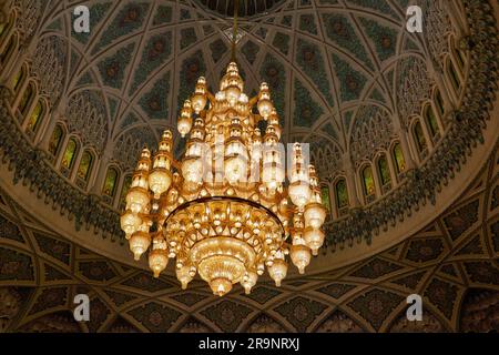 Un lampadario nella grande Moschea del Sultano Qaboos, Oman, Medio Oriente, Asia Foto Stock