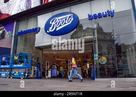Londra, Inghilterra, Regno Unito. 28 giugno 2023. La gente passa davanti al negozio Boots di Piccadilly Circus mentre la catena di farmacie e prodotti di bellezza annuncia che chiuderà 300 negozi. (Immagine di credito: © Vuk Valcic/ZUMA Press Wire) SOLO USO EDITORIALE! Non per USO commerciale! Foto Stock