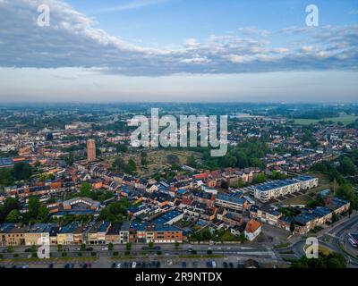 Duffel, Anversa, Belgio, 15 giugno 2023, Città o villaggio di Duffel, nell'area di Anversa foto aerea che mostra le case e le strade del villaggio. Foto di alta qualità Foto Stock