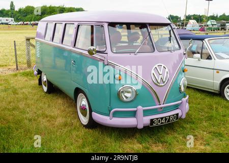 Volkswagen tipo 2 Westfalia camper con schermo diviso, un classico veicolo tedesco costruito nel 1961 in occasione di un rally di veicoli d'epoca Foto Stock