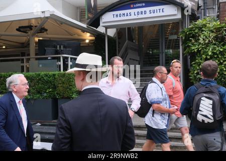 Lords Cricket Ground, St John's Wood, Londra, Regno Unito. 28 giugno 2023. Tifosi di cricket in arrivo per il 2° Ashes test match tra Inghilterra e Australia. Crediti: Matthew Chattle/Alamy Live News Foto Stock