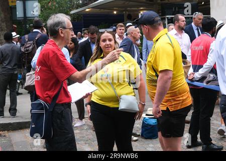 Lords Cricket Ground, St John's Wood, Londra, Regno Unito. 28 giugno 2023. Tifosi di cricket in arrivo per il 2° Ashes test match tra Inghilterra e Australia. Crediti: Matthew Chattle/Alamy Live News Foto Stock