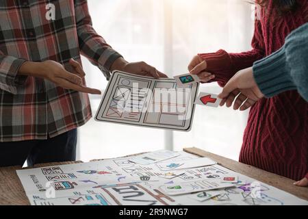 Un gruppo ravvicinato di designer del team creativo asiatico che programmano i progetti partecipano a tutte le fasi della progettazione dell'interfaccia utente e dell'interfaccia utente Foto Stock