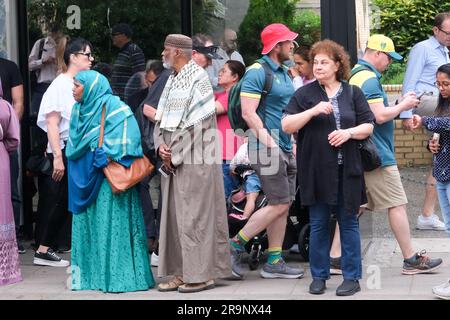 Lords Cricket Ground, St John's Wood, Londra, Regno Unito. 28 giugno 2023. Tifosi di cricket in arrivo per il 2° Ashes test match tra Inghilterra e Australia. Crediti: Matthew Chattle/Alamy Live News Foto Stock