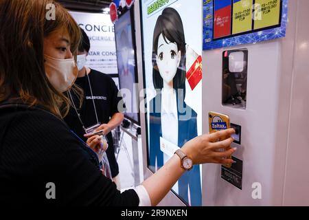 Tokyo, Giappone. 28 giugno 2023. Un visitatore testa un distributore automatico di assistenti virtuali al CONTENT TOKYO 2023 a Tokyo Big Sight. Le nuove tecnologie, come la realtà virtuale (VR) e la realtà aumentata (AR), vengono introdotte durante la fiera di tre giorni sul settore dei contenuti di intrattenimento. (Immagine di credito: © Rodrigo Reyes Marin/ZUMA Press Wire/Alamy Live News) SOLO USO EDITORIALE! Non per USO commerciale! Foto Stock