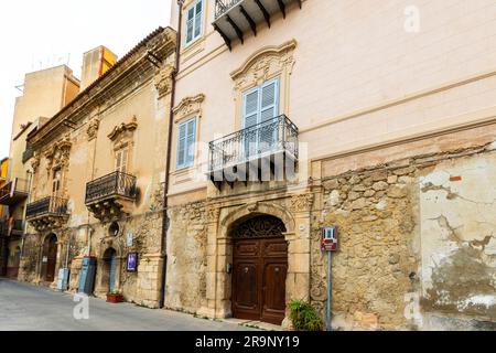 Palazzo Bosio (XVII), Piazza Sant'Angelo, Licata, Sicilia, Italia. Il palazzo fu uno dei primi esempi di architettura barocca Foto Stock