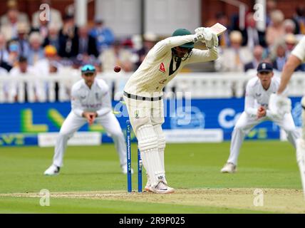 L'australiano Usman Khawaja è guidato dall'inglese Josh Tongue durante il primo giorno del secondo test match di Ashes al Lord's di Londra. Data foto: Mercoledì 28 giugno 2023. Foto Stock