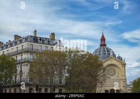 L'antica facciata di Boulevard Hausmann, con la cupola della chiesa di Saint-Augustin a Parigi. Foto Stock