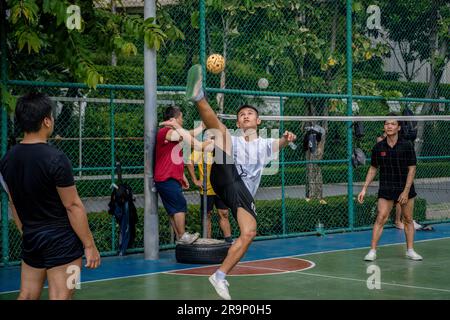 Bangkok, Thailandia. 25 giugno 2023. Un giocatore thailandese di Sepak Takraw viene visto esibirsi in una figura acrobatica durante una partita al Benchasiri Public Park Sukhumvit Road. Sepak Takraw, chiamato anche kick volley o Thailand's Acrobatic Volley, è uno degli sport più popolari del sud-est asiatico che viene giocato con una palla fatta di rattan o plastica sintetica dove i giocatori possono solo toccare la palla con i piedi, il corpo o la testa. (Foto di Nathalie Jamois/SOPA Images/Sipa USA) credito: SIPA USA/Alamy Live News Foto Stock