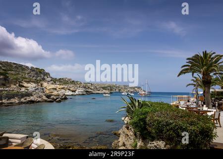 Rodi, Grecia - 27 maggio 2023: Paesaggio panoramico della costa marittima a Kalithea, Rodi, Grecia. Barche a vela nella baia. Foto Stock