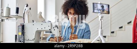 La sartoria afro-americana positiva fa un tutorial al workplac Foto Stock