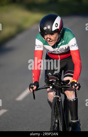 Pete Greenwood, triallista del tempo che gareggia in una gara serale su un campo sportivo a Bashall Eaves, Lancashre, Regno Unito. Foto Stock