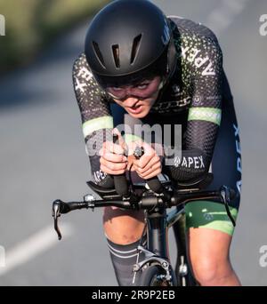 Triallist femminile del tempo che gareggia in una gara serale su un campo sportivo a Bashall Eaves, Lancashre, Regno Unito. Foto Stock