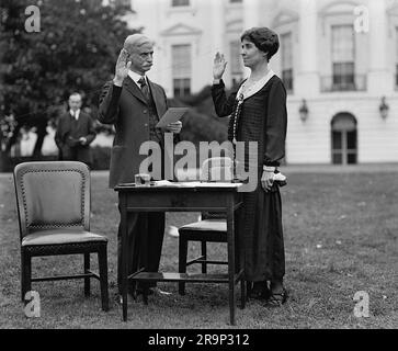 Grace Coolidge, moglie e First Lady del presidente Coolidge votò per posta alle elezioni presidenziali del 1928. Foto Stock