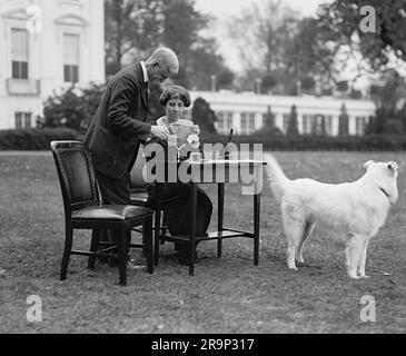 Grace Coolidge, moglie e First Lady del presidente Coolidge votò per posta alle elezioni presidenziali del 1928. Foto Stock