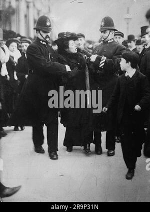 Una suffragetta sconosciuta è stata arrestata dalla polizia a Londra. Foto Stock