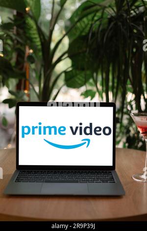 Odessa, Ucraina - 14 giugno 2023: Logo di Amazon prime Video visualizzato sullo schermo del notebook, un concetto di servizio video. Foto Stock